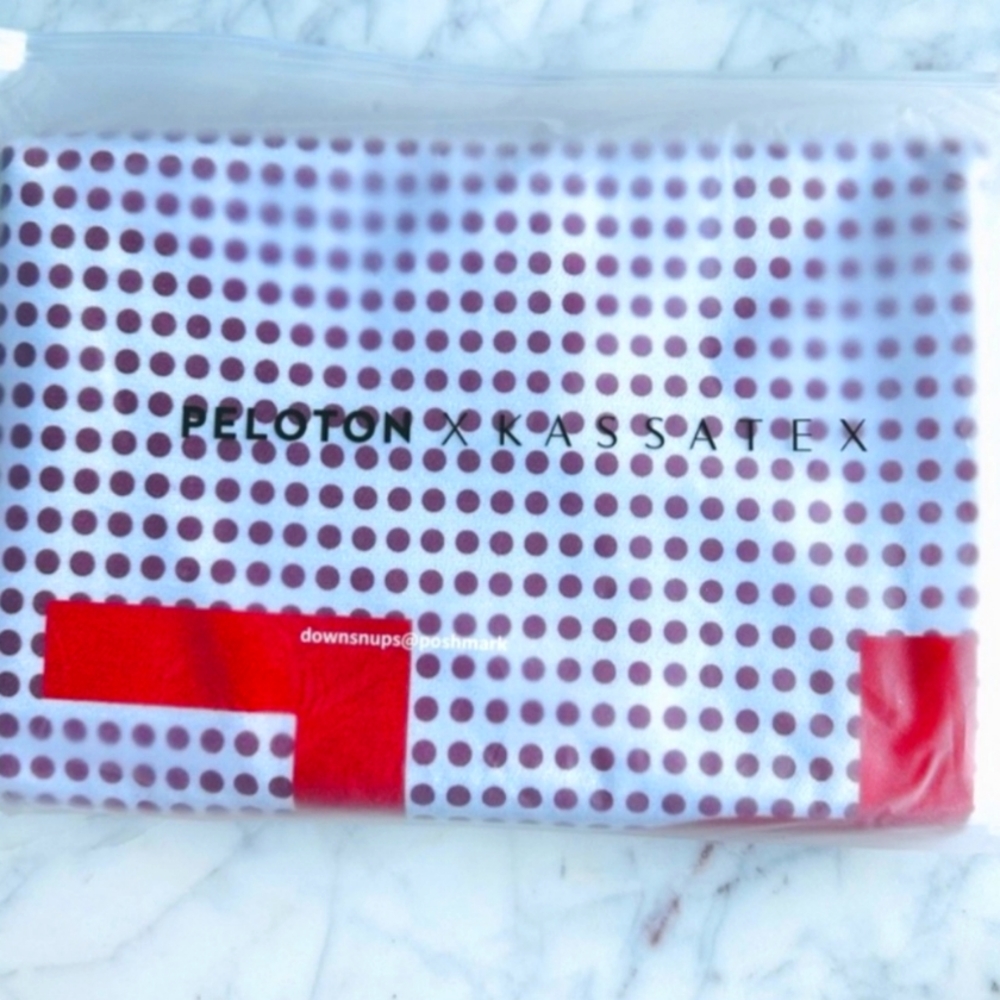 Peloton X Kassatex Ombré Dot Yoga Towel
